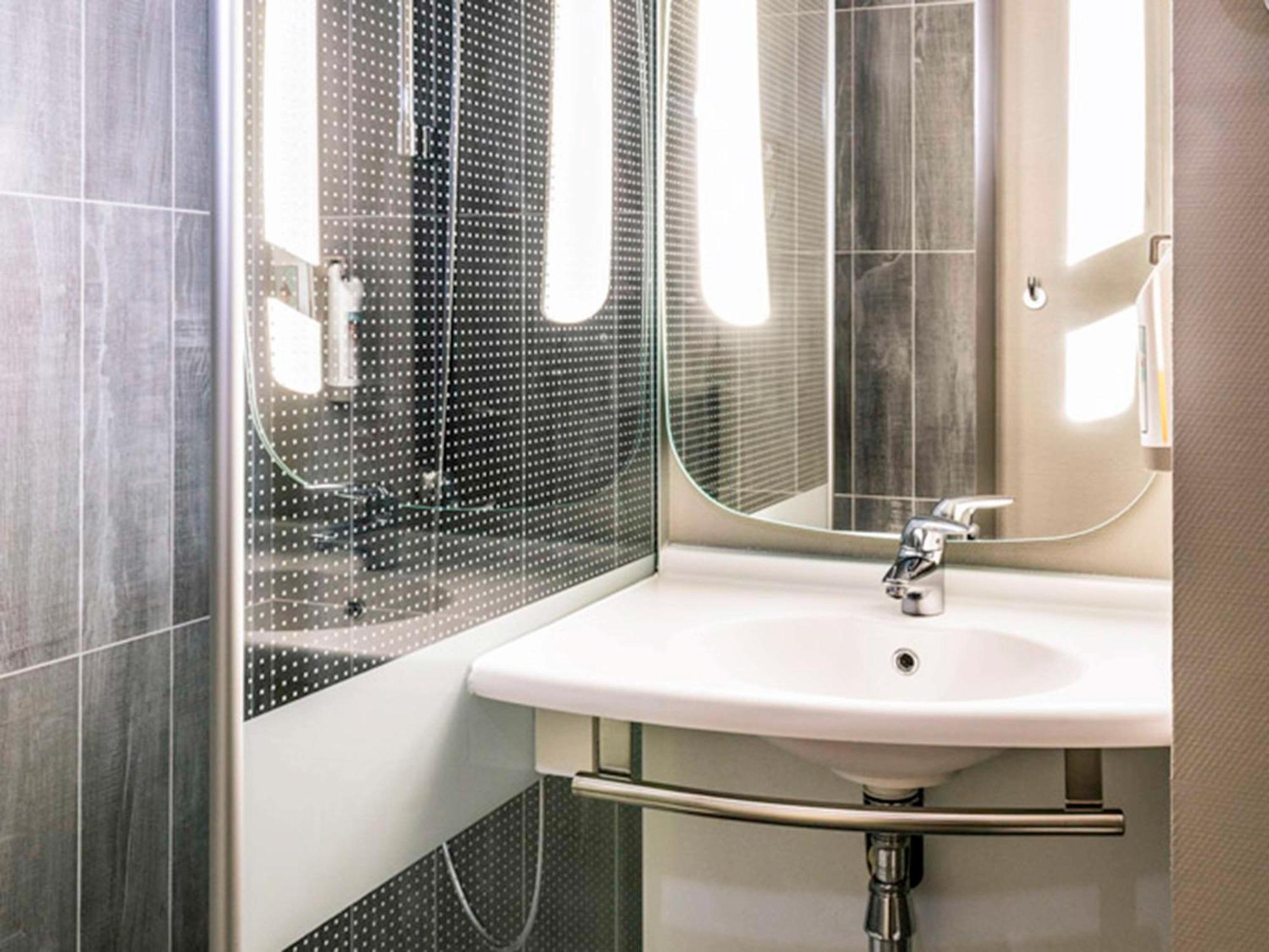 Ibis Paris Le Bourget Hotel La Courneuve Bagian luar foto