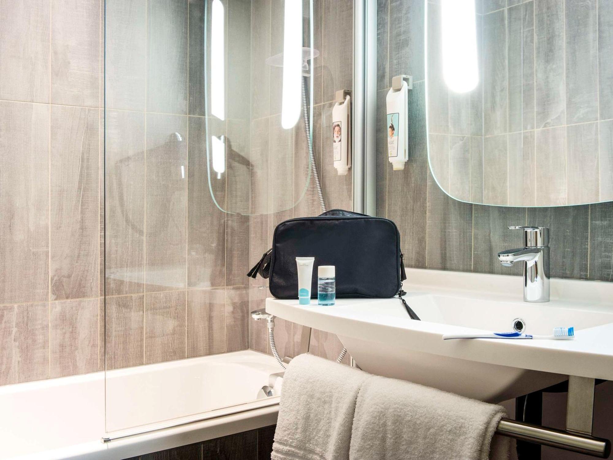 Ibis Paris Le Bourget Hotel La Courneuve Bagian luar foto