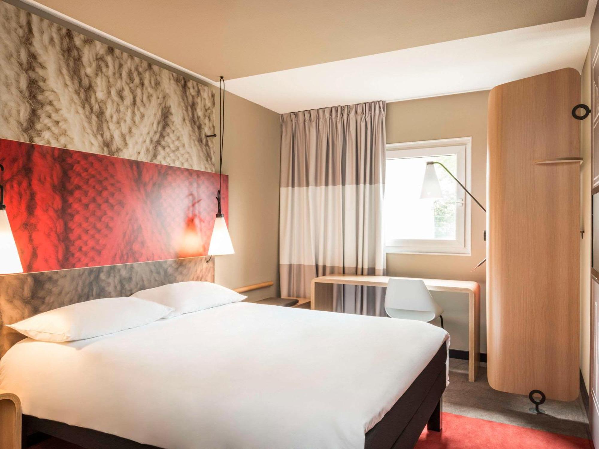 Ibis Paris Le Bourget Hotel La Courneuve Bagian luar foto