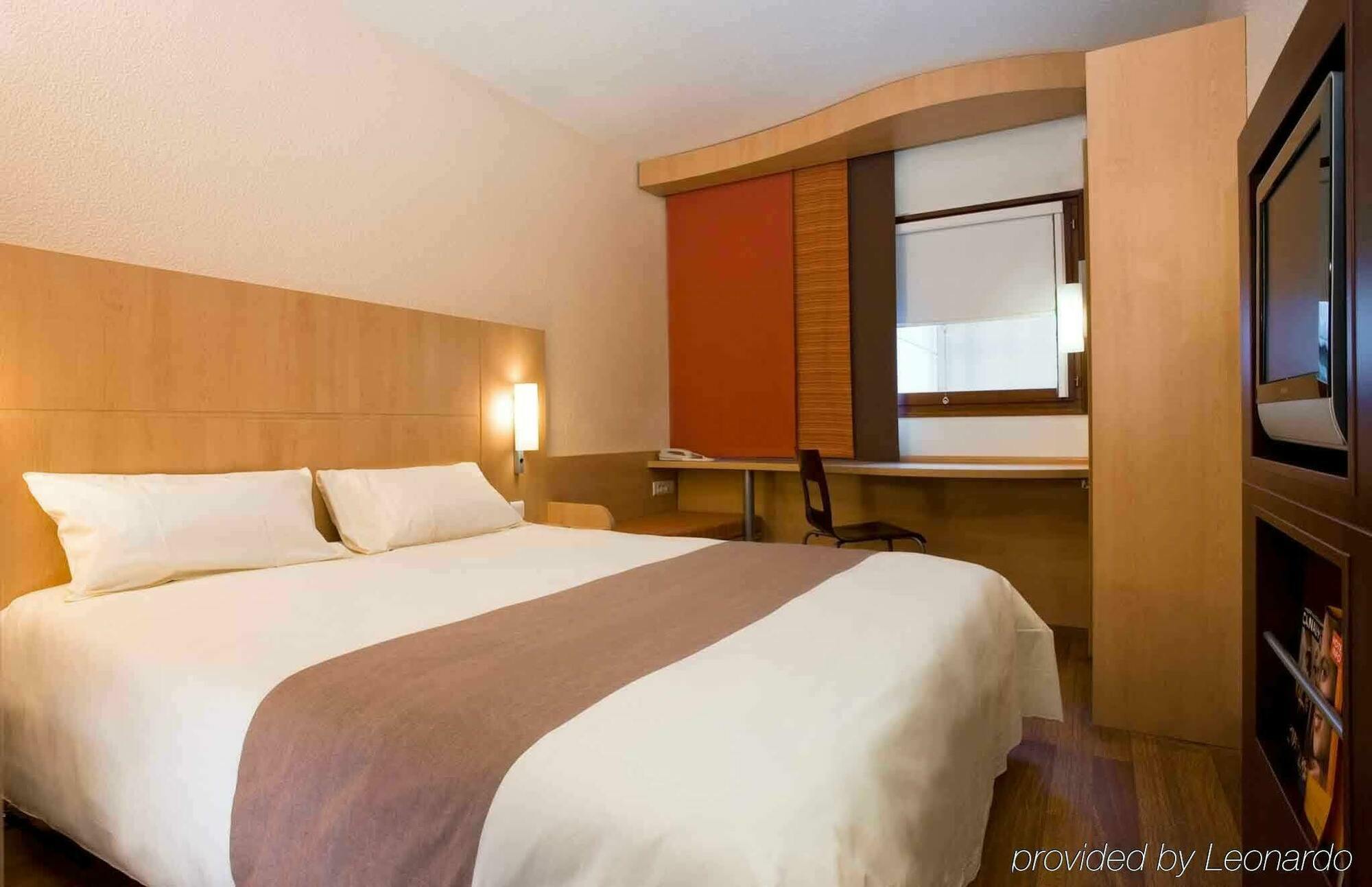Ibis Paris Le Bourget Hotel La Courneuve Bagian luar foto